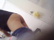贵在真实，咸湿房东在卫生间暗装针孔摄像，偷拍合租年轻姐妹花日常洗漱洗澡