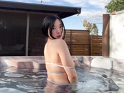美人在室外热水浴池上自慰