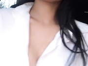 不是一般屌的网红美女主播开着奔驰路边停车大胆露奶，开车门勾搭过司机。被交警抓到会如何处理