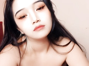 新来的大奶少妇浴室洗完澡到床上诱惑狼友，揉捏性感的大奶子，掰开逼逼给狼友看，撅着屁股求草，精彩别错过