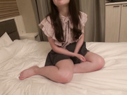 24岁美乳女教师兼职援交，极品粉鲍，中出内射