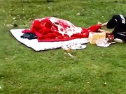 真是损友呀，坏人好事！情侣户外草坪盖着被子做爱寻求刺激，谁知虎逼朋友，过来掀开就跑，美女的阴毛好旺盛！