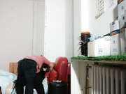 ❤️❤️约操良家小少妇，出租屋喝酒，喝的差不多半推半就推倒，扒掉裤子骑脸舔屌，爆操肥臀呻吟2K高清