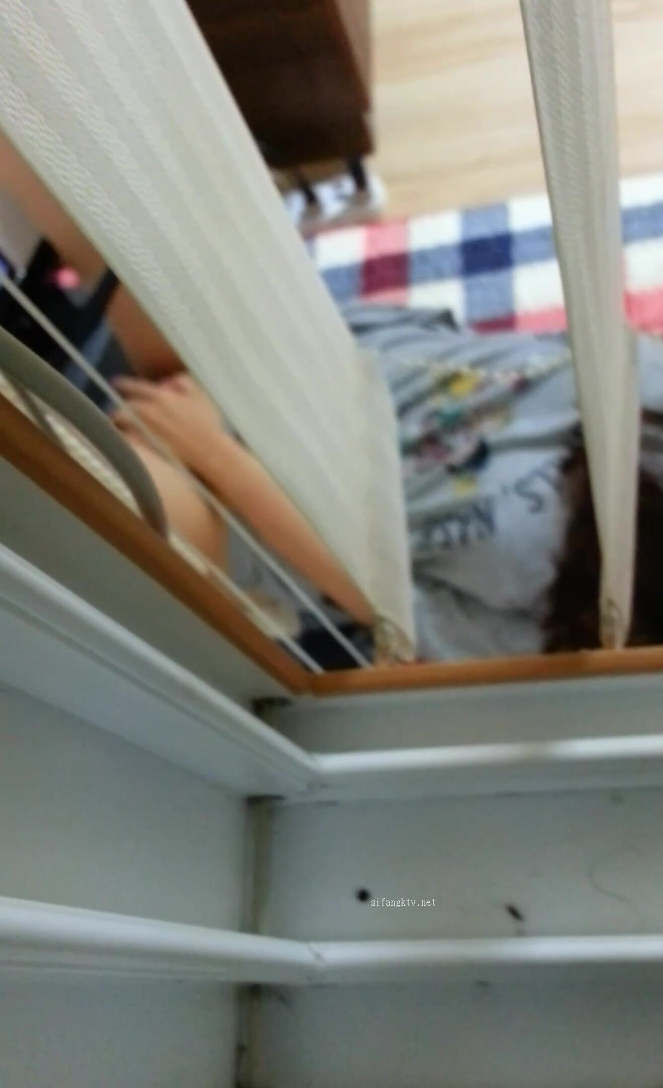 夜游神学生公寓隔窗猥琐真实偷拍，漂亮学姐寂寞难耐，脱光下体自慰，表情好享受