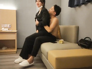 挺漂亮小姐姐，與雙男一起3P激情，雙男一個舔逼一個插嘴扶腰後入猛頂騎坐姿勢爆操