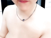 黑丝露脸风骚的人妻小阿姨让大哥按在沙发上爆草蹂躏，口交大鸡巴揉奶玩逼看特写，无套插入多体位爆草好刺激