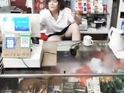 烟酒店熟女老板娘 故意露逼勾引顾客 阴毛户型清晰可见 这生意何愁不爆？