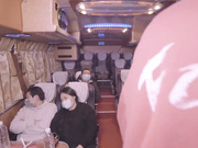 导游鲸吞女游客 观光车疯狂猛干