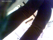 偷拍隔壁大白屁股阿姨洗澡先來一泡尿，可惜针孔被她弄歪，还好...