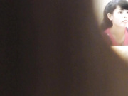 国内牛人潜入商场厕所从隔板下面侧拍美女嘘嘘2