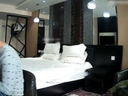 样子有点猥琐的小伙最近发财了约白嫩漂亮妹子豪华套房啪啪干完手机自拍留念