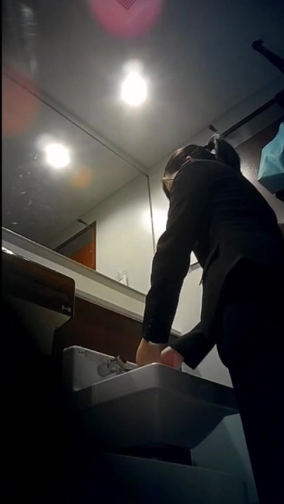 商场坐厕偷拍牛仔裤妹子对着镜头擦逼下面毛毛浓密很性感