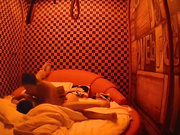 情趣酒店监控TP很会玩的小情侣性爱椅PP发现了摄像头有点蠢不直接捣毁还用手机反拍