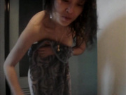 当着儿子的面裸体换衣服，这边姘头拍照