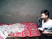 棚户区站街女卖淫暗拍小姐说热死了问嫖客戴不戴套