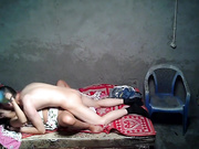 棚户区站街女卖淫暗拍小姐说热死了问嫖客戴不戴套