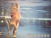 太会玩了公共浴场里水底欣赏超刺激的众男女群欢 水战是怎样一种体验