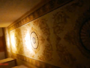 东北口音对白空虚富姐酒店开房洗澡勾引来送酒的服务生飘窗前看着夜景激情啪啪