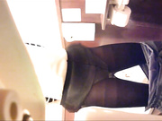 最新流出美女如云的餐厅高级坐厕第6季样子好酷的小白领下面穿了好多层啊