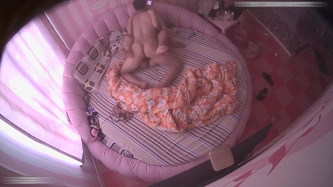 小旅馆情趣圆床偷拍午休偷情的中年男女男的一边搞一边看手机里的AV女的上位摇得很卖力