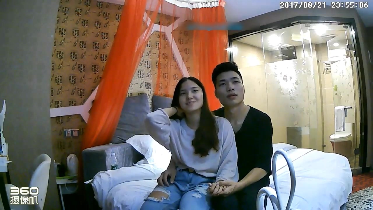 浪漫复古主题宾馆苗条气质漂亮美女与肌肉男开房啪啪啪先吃点KFC洗个鸳鸯浴床上换着花样爱爱有对白