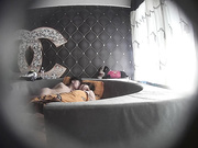 精品特色房偷拍清纯可爱的大学美女被眼镜男甜言蜜语哄骗操完这次不操了结果连续搞了3次,次次淫叫不止,国语!