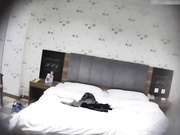 酒店偷拍高挑漂亮的长裙美女连内裤都没穿和情人偷情,从后面正操的激烈时突然接到男友电话骗谁：我到家了