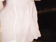 颜值不错的上海小美女半夜不穿内裤露胸在路边勾引小伙啪啪貌似没啥经验鸡巴没硬很难插入