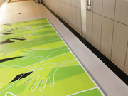 极品4K超清偷拍低胸吊带胸部印广告loge的高挑模特妹嘘嘘