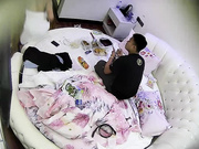 特色情趣酒店大圆床偷拍吃货小黑哥和长得还可以的女友先饱餐一顿休闲一下在啪啪