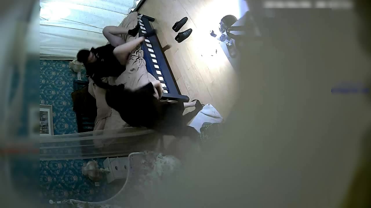 喜欢跪在地上吃鸡鸡的时尚气质美女和公司新来的帅气男同事酒店约会操完一次女的又要操,主动女上位干男的