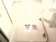 车站公共蹲便双视角偷拍各种类型美眉方便大白屁股又圆又大这镜头太刺激这次好多美女