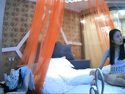 精品酒店偷拍穿着很性感的包臀短裙大学美女和男友酒店见面装矜持男的哄了一会还不让操,气的掀开短裙强干