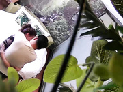 精品推荐小旅馆绿叶房偷拍小伙泡风骚少妇，上位骑着啪啪响两个奶子还挺坚挺的