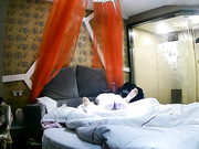 复古艺术风宾馆锅盖头猥琐大哥会哄女孩开心约啪外表清纯美女大学生妹子洗一洗迫不及待开操太激烈操了2炮