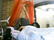 复古艺术风宾馆锅盖头猥琐大哥会哄女孩开心约啪外表清纯美女大学生妹子洗一洗迫不及待开操太激烈操了2炮