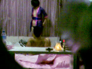 广州某私人会所炮房洞中偷窥很会玩的嫖客换着制服玩