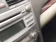 西装哥开车接女朋友下班，这女友也真饥渴大白天的让男友把车停在路边车震高清无水印