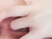 邻家小美眉芊芊黑丝诱惑，指奸骚逼淫水很多，这奶子非常好看，呻吟浪叫不止想被哥哥的大鸡巴干