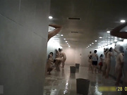 極品偷拍：身材各異的女性在公共浴室里的千姿百態