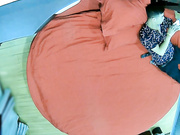 酒店情趣大红床上帝视角近距离偷窥土豪金小哥和白嫩美女做爱潮吹妹子表情销魂