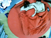 酒店情趣大红床上帝视角近距离偷窥土豪金小哥和白嫩美女做爱潮吹妹子表情销魂