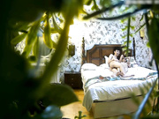 年轻水嫩的漂亮大学美女酒店被鸡鸡粗大的男友抱起来猛操后又趴在屁股上狂干内射,美女受不了呻吟惨叫!