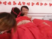 国内奇葩闹洞房 闺蜜监督让新娘测试老公性能力必须当众啪啪 没办法只能骑上操了