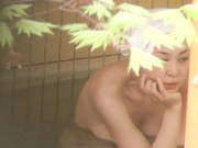 长焦距偷拍室外温泉洗浴女池全裸洗澡的女人们春光无限1080P超清