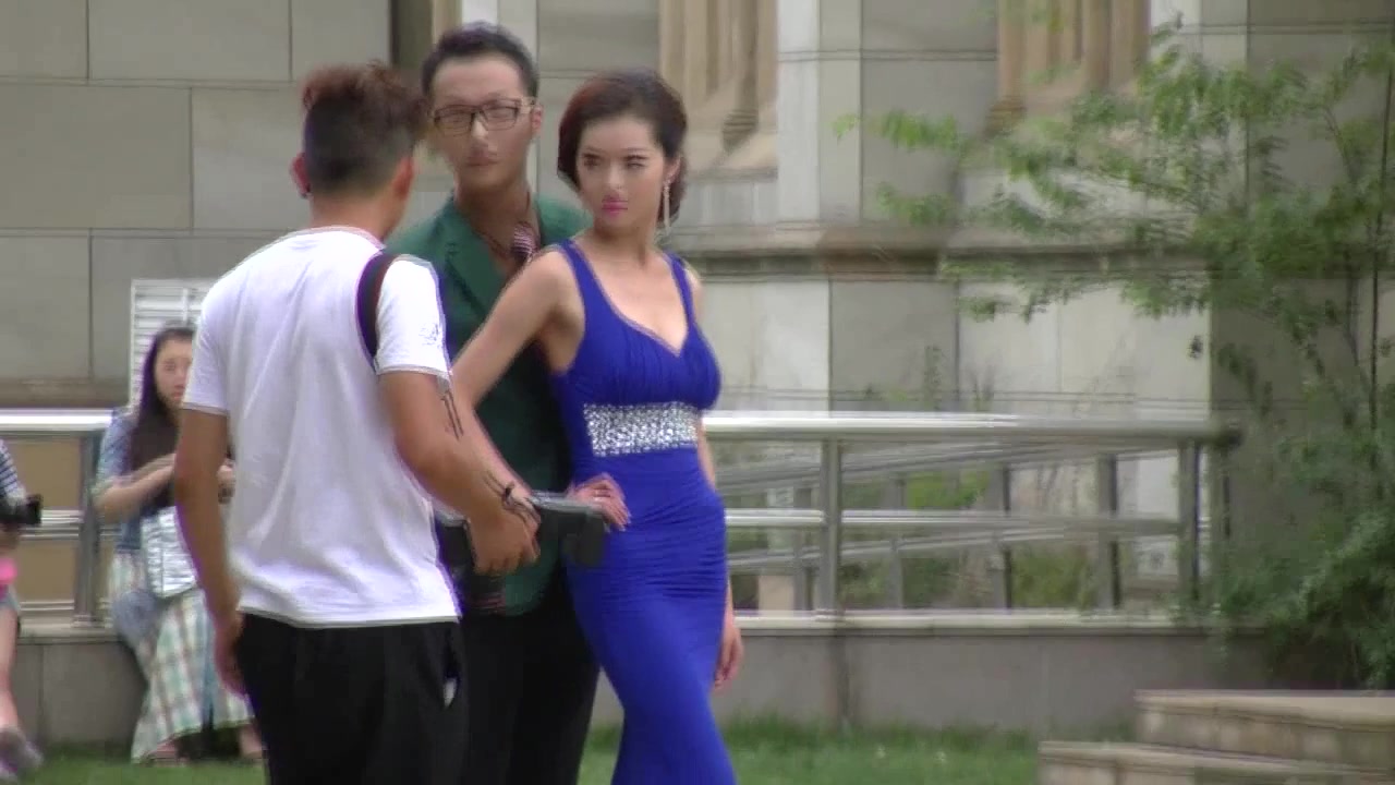 广场一路跟踪偷拍个正在拍摄的极品美女模特非常幸运有机会尾随到女厕一窥她的逼逼