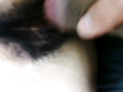 大神连蒙带灌把一个漂亮妹纸抗到宾馆各种玩弄，长卷发白肤奶子真漂亮，把黑丝往穴里塞堵住内射的精子