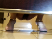 4K大神原始版超清开闪光灯厕拍高跟玉腿女白领 拍完出来又向她推销平安保险