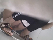 网站流出医院尾随妹子进女厕偷窥为了拍脸被眼镜美女发现了幸好没有喊人