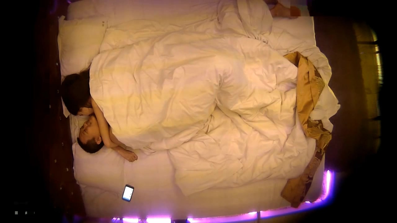 精品酒店上帝视角偷拍没想到鸡巴短小精悍的小胖居然能和苗条女友玩连环炮